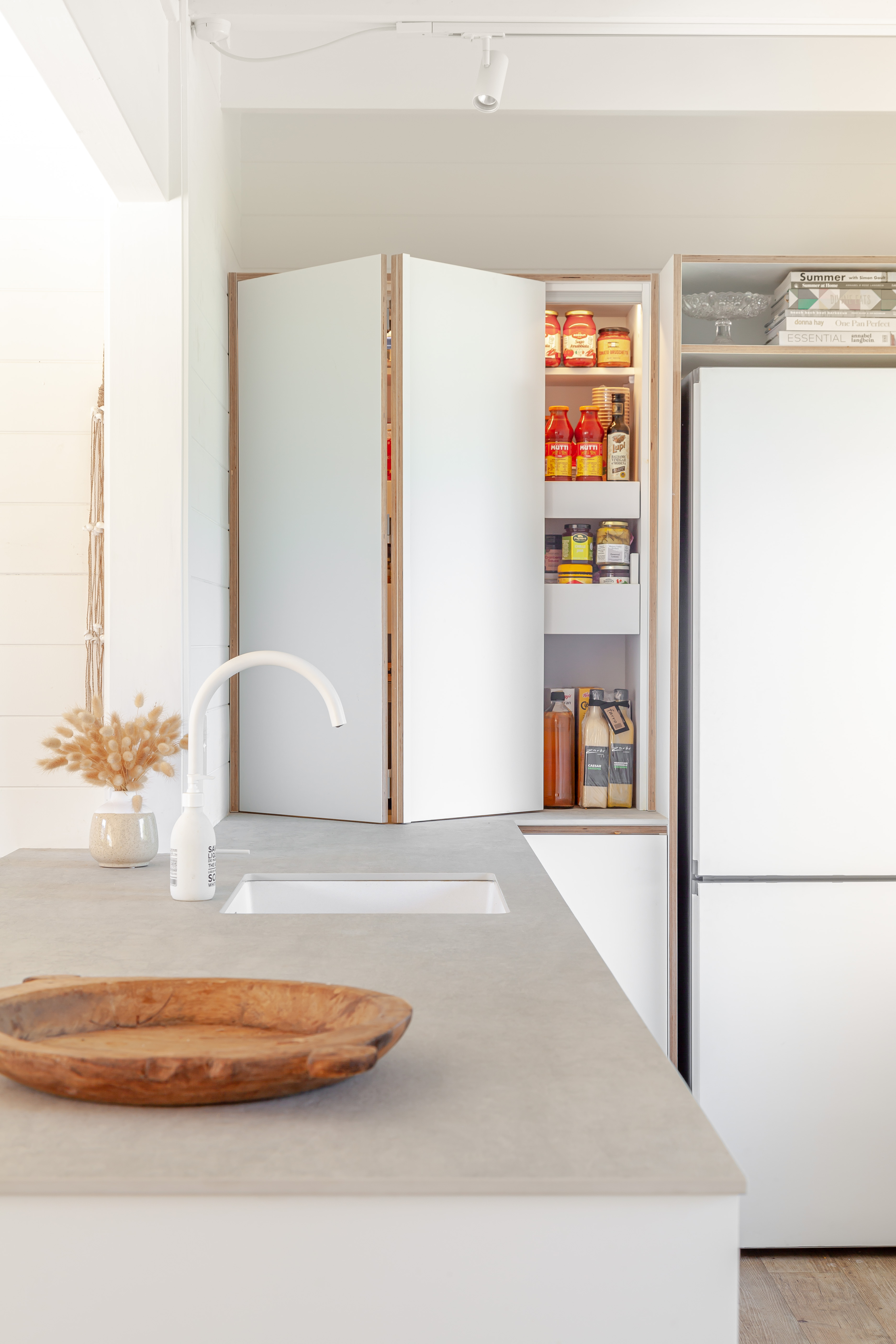 charisma white acrylic kitchen 2